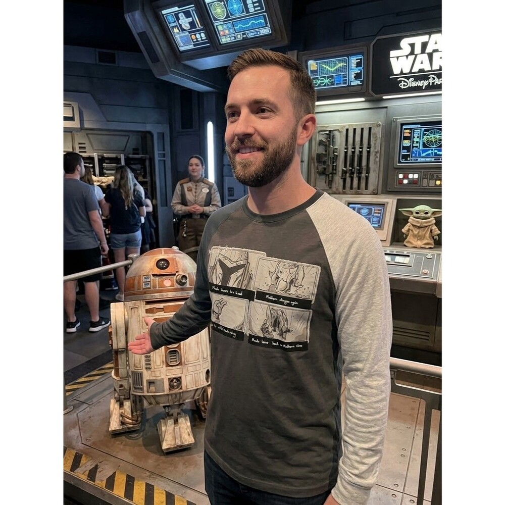 Disney Parks Star Wars The Mandalorian Mando & Grogu Storyboard Raglan Shirt L
